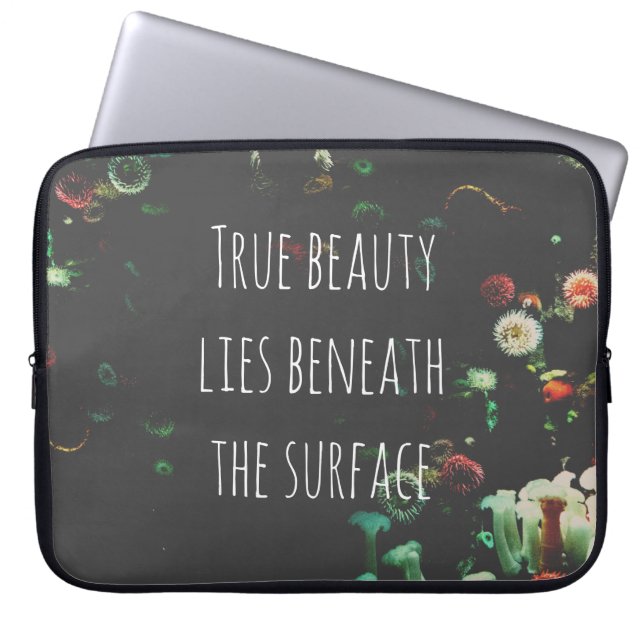 Korallenriff Inspirationelles Zitat zur Untergrund Laptopschutzhülle (Vorderseite)