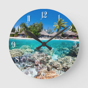Korallenriff und ein tropisches Resort Runde Wanduhr