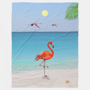 Korallenrosa Flamingo und Palmblatt am Strand Fleecedecke