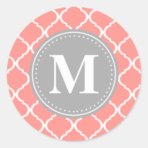 Korallenrosa Marokkanisches Gitter Grau Monogram Runder Aufkleber