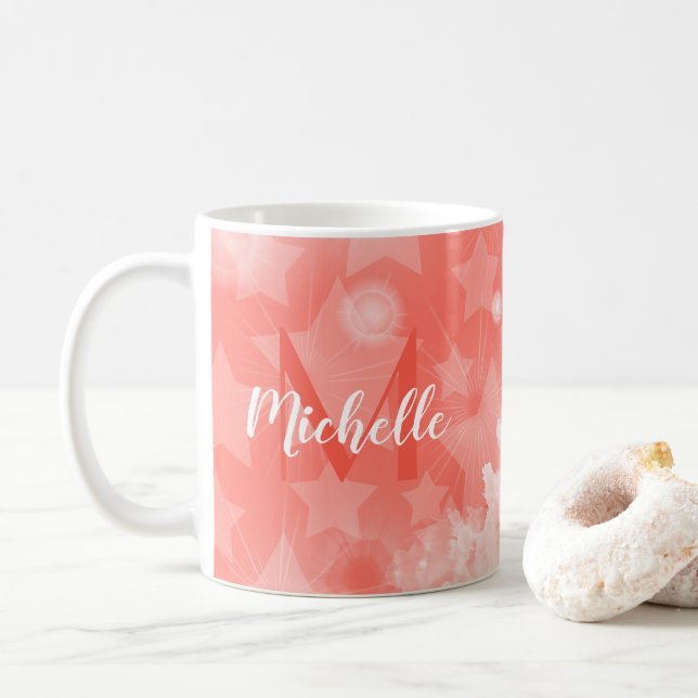 Korallenrosa Sternmuster Moderner Chic Monogram Na Kaffeetasse (Mit Donut)