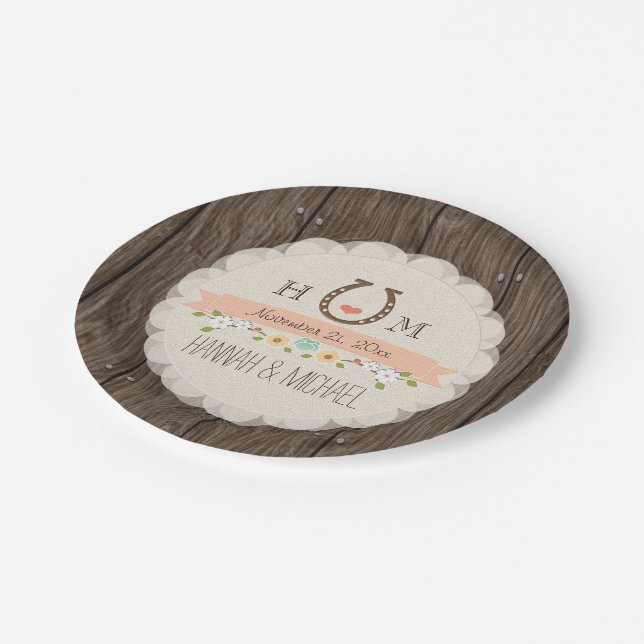 Korallenrote mit Monogramm Hufeisenherz-Hochzeit Pappteller (Schrägansicht)