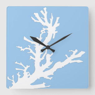 Korallenrote Niederlassung - Weiß auf hellblauem Quadratische Wanduhr