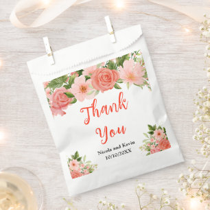 Korallenrote Rosen mit Laub Geschenktütchen