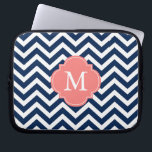 Korallenrotes u. blaues Zickzack-Muster-Monogramm Laptopschutzhülle<br><div class="desc">Moderne und des Chic Zickzack Streifen und quatrefoil Monogrammentwurf.</div>