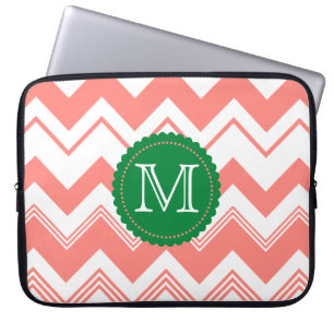 Korallenrotes weißes Monogramm-Zickzack Muster Laptopschutzhülle