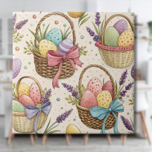 Korb aus Weidengeflecht mit Lavendel-Oster-Eiern
