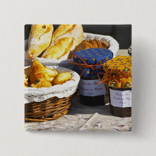 Korb mit Croissants und Schokoladenbrot. Button
