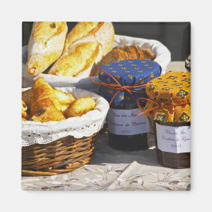 Korb mit Croissants und Schokoladenbrot. Magnet
