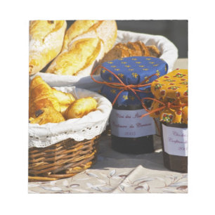 Korb mit Croissants und Schokoladenbrot. Notizblock