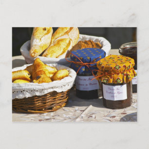 Korb mit Croissants und Schokoladenbrot. Postkarte