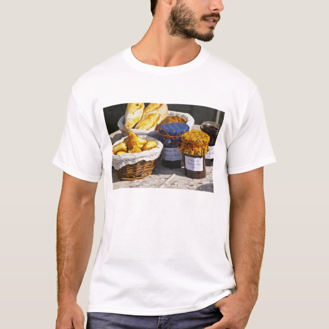 Korb mit Croissants und Schokoladenbrot. T-Shirt (Vorderseite)