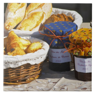 Korb mit Croissants und Schokoladenbroten. Fliese