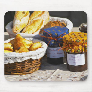 Korb mit Croissants und Schokoladenbroten. Mousepad