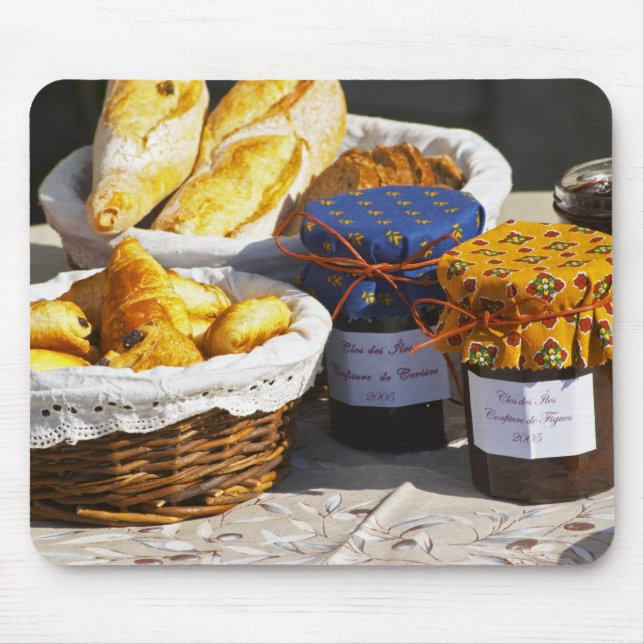 Korb mit Croissants und Schokoladenbroten. Mousepad (Vorne)