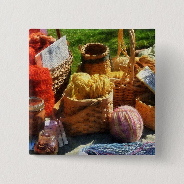 Körbe des Garns an der Flohmarkt Button (Vorderseite)