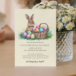 Korbhase mit dekorativen Eiern und Eierjagd Einladung