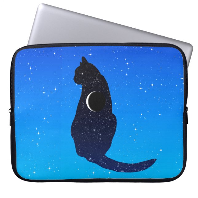 Kosmische Katze im Hintergrund eines Sternenhimmel Laptopschutzhülle (Vorderseite)