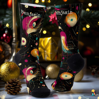 Kosmische schwarze Socken mit lebhaftem Nebeldesig