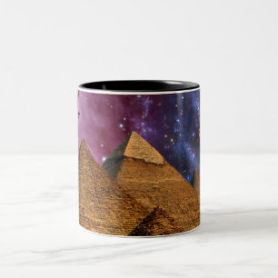kosmischer Sturm über dem Untergrund Zweifarbige Tasse