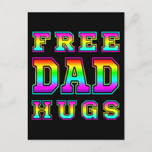 Kostenlose Dad-Hugs in farbenfroher Regenbogentypo Postkarte
