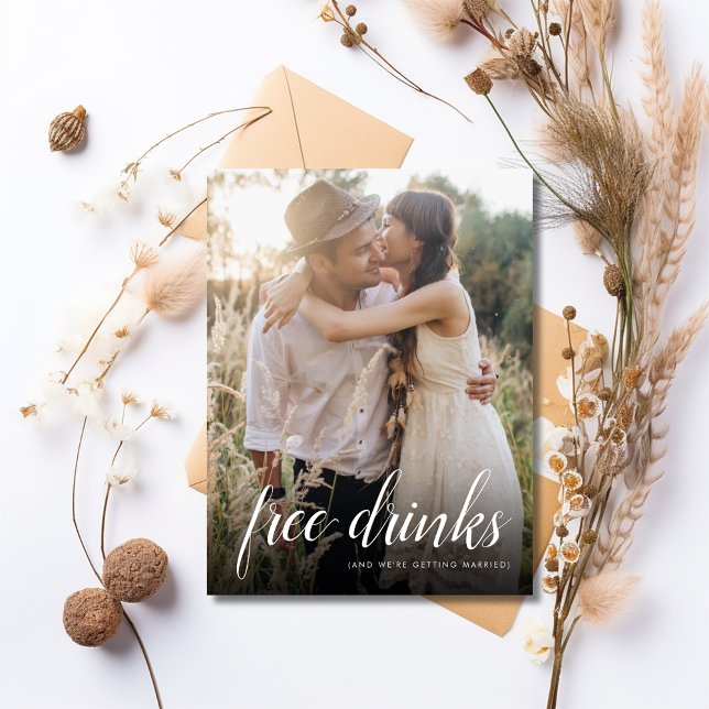 Kostenlose Drinks Foto Funny Wedding Save the Date Ankündigungspostkarte (Free Drinks Photo Funny Wedding Save the Date )