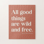 Kostenloses Angebot an frei zugänglichen Inspirati<br><div class="desc">Dieses einfache Typografie-Design zeigt das berühmte Thoreau Zitat - Alle guten Dinge sind frei und frei.</div>