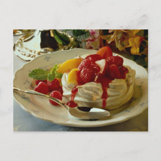 Köstliche Erdbeere, Himbeere, Pfirsichkuchen Postkarte