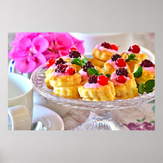 Köstliche Red Berries Cake Puff Konditorei Dessert Poster