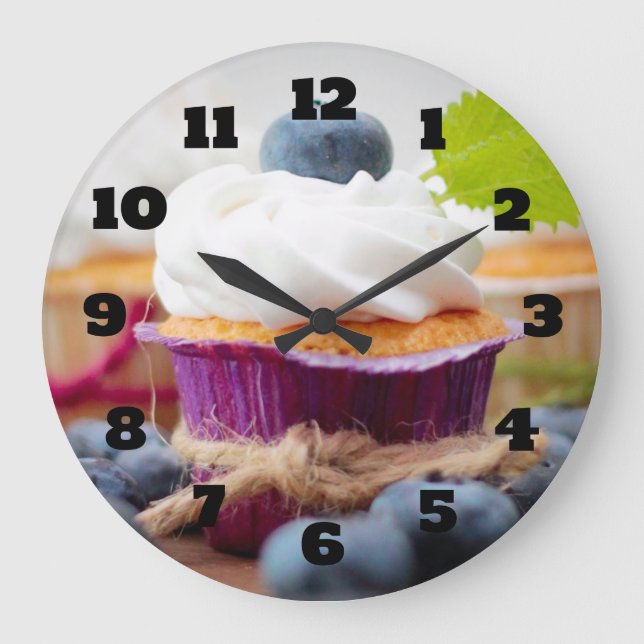 Köstlicher Blaubeerkleiner kuchen mit Schlagsahne Große Wanduhr (Vorderseite)