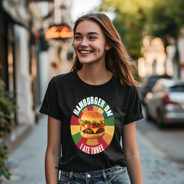Köstlicher Hamburger mit frischem Salat und geschm T-Shirt (Von Creator hochgeladen)