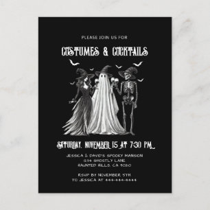 Kostüme und Cocktails Schwarz-weißes Halloween-Par Einladungspostkarte