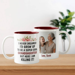 Kostümliche Grandtochter mit individuellem Foto un Zweifarbige Tasse