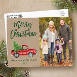 Kraft Brush Script Vintag Truck Foto Weihnachten Postkarte<br><div class="desc">Kraft Green Brush Script Wasserfarbe Vintager roter LKW mit Weihnachtsbaum - Frohe Weihnachtsfamilie Foto Postkarte</div>