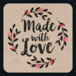 Kraft Paper Made with Liebe Christmas Quadratischer Aufkleber<br><div class="desc">Ein personalisierter Aufkleber mit Liebe auf einem kraftfarbenen Hintergrund. Ein hübscher Beerenkrez und die Worte "mit Liebe gemacht" in einem eleganten Script-Schriftart. Eine hübsche Touch für alle Ihre handgefertigten Geschenke. Entworfen für Sie von BlackBerry Boulevard.</div>