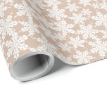 Kraft Winter White Christmas Elegant Wrapping Pap Geschenkpapier<br><div class="desc">Dieses stilvolle Verpackungspapier zeichnet sich durch ein wunderschönes, elegantes weißes Weihnachtsdesign auf einem braunen, Kraft-farbenen Hintergrund aus. Eine atemberaubende, moderne Geschenkverpackung, die Ihnen den traditionellen Urlaubsstil verleiht. Dekorieren, einwickeln und schmücken Sie Ihre Geschenke in diesem Jahr mit rustikalem Weihnachtscharme. Karo meine anderen Designs in meinem Laden Wrapping Paper Collection heraus:...</div>