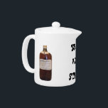 Kräftiges Getränk<br><div class="desc">Humorvolle Teekanne für jemand, das ein stärkeres Gebräu mögen könnte. Ausrüstungsbeschreibungen eine Vintage Flasche von Schwarzweiss-schottischem von der Weltkriegära.</div>