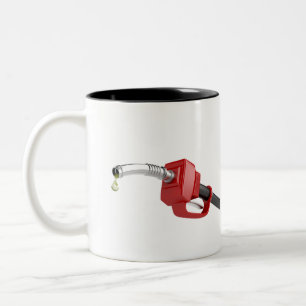 Kraftstoffpumpedüse mit letztem Tropfen des Zweifarbige Tasse