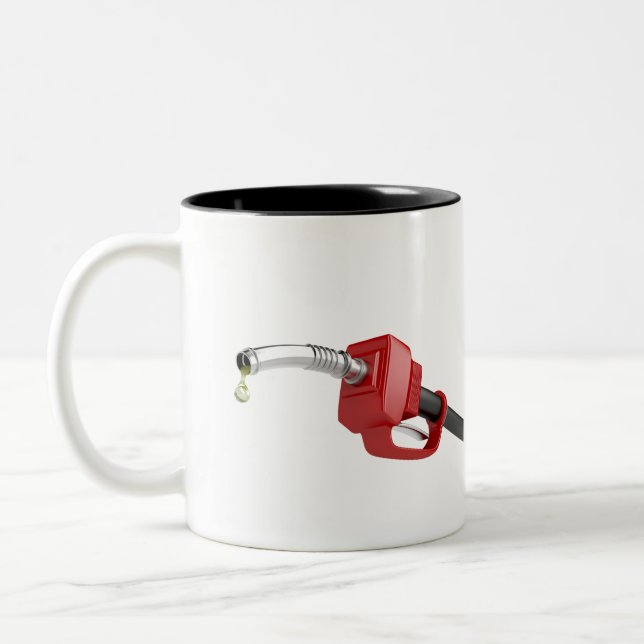 Kraftstoffpumpedüse mit letztem Tropfen des Zweifarbige Tasse (Links)