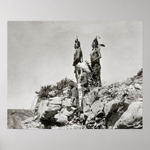 Krähen-amerikanischer Ureinwohner auf Cliff, 1905. Poster