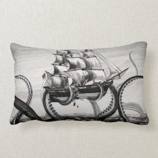 Kraken, das Pirat/Segelschifflumbar-Kissen hält Lendenkissen
