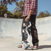 Krakenarme auf schwarzem Skateboard