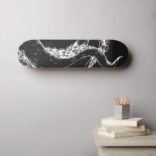 Krakenarme negativ auf schwarzem Skateboard