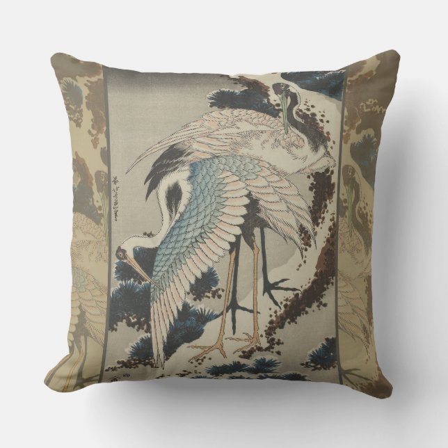 Krane auf einer schneebedeckten Pine Hokusai Kissen (Vorderseite)