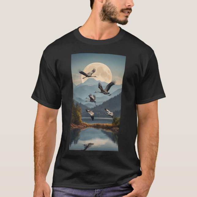 Kranfamilie über einen See mit Bergen T-Shirt (Vorderseite)