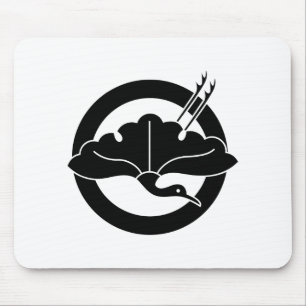 Kranichförmiges Ginkoblatt in einem Kreis Mousepad