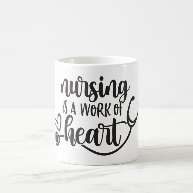 Krankenpflege ist ein Werk des Herzens. Kaffeetasse (Mittel)