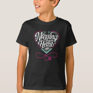 Krankenpflege ist ein Werk des Herzens T-Shirt