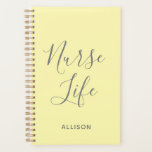 Krankenpflege Personalisiert Planer<br><div class="desc">Behalt mit deinem geschäftigen Terminkalender im Stil mit diesem Personalisierten Planer von Nurse Life Medical Yellow Script auf. Es ist ein modernes Design mit dem Text "Krankenpflege Leben" in großen grauen, trendigen Handschrift zentriert auf der Vorderseite des pastellgelben, anpassbaren Planer. Der Name ist auf der anderen Seite. Klicken Sie auf...</div>