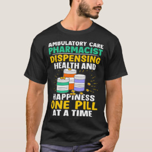 Krankenpflegepharmaker Glück eine Tablette an eine T-Shirt